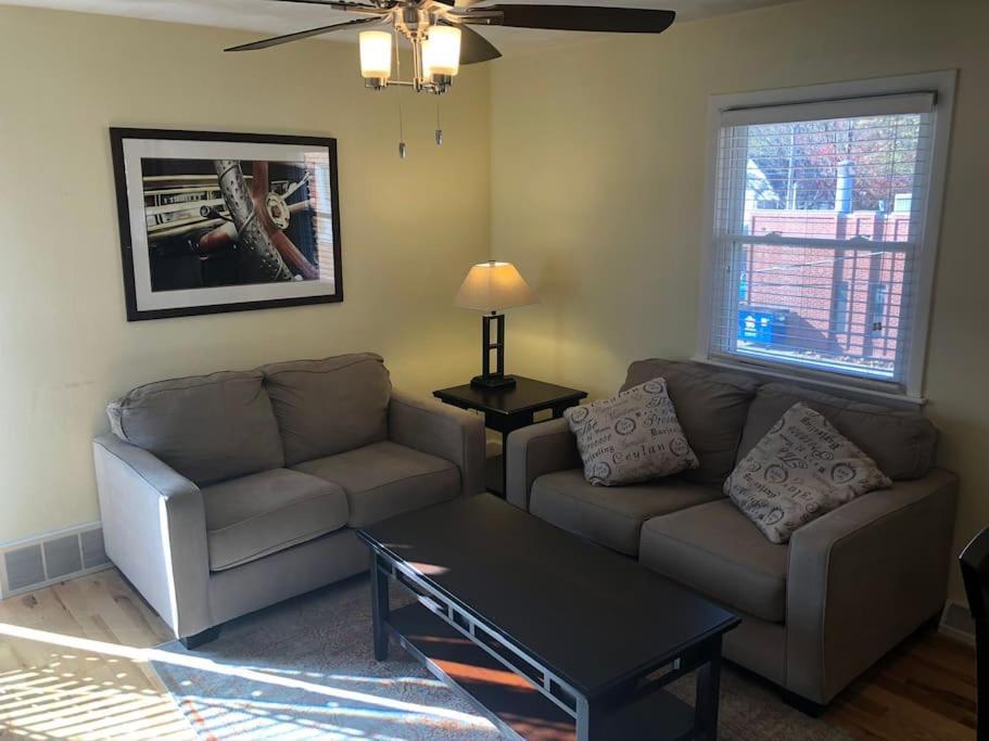 Entire Apartment Close To Downtown - 2 Queen Beds Springfield Esterno foto