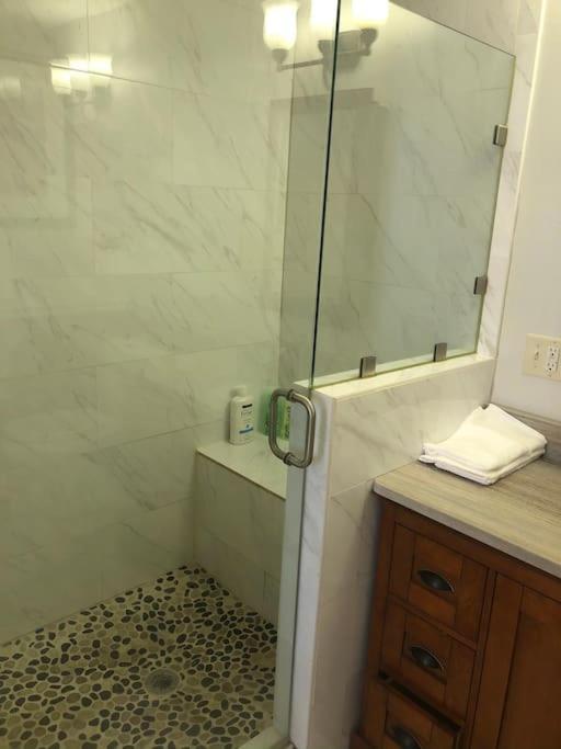 Entire Apartment Close To Downtown - 2 Queen Beds Springfield Esterno foto