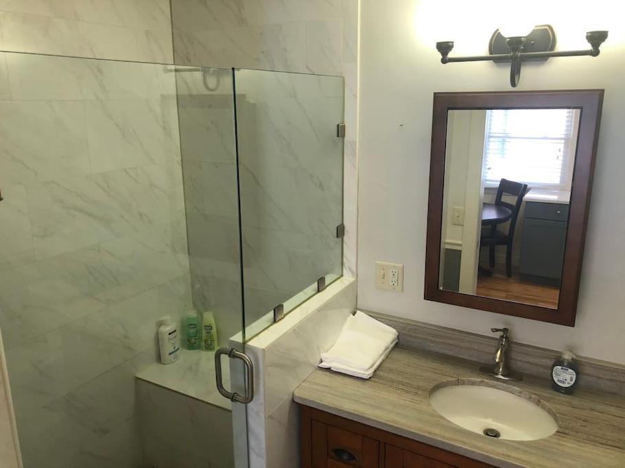 Entire Apartment Close To Downtown - 2 Queen Beds Springfield Esterno foto