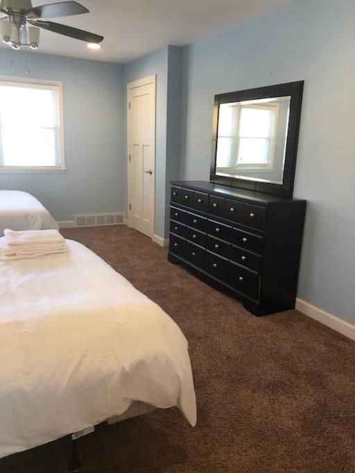 Entire Apartment Close To Downtown - 2 Queen Beds Springfield Esterno foto